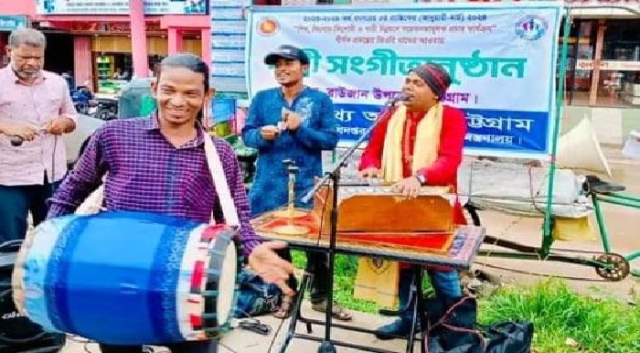 তথ্য  অফিসের লোক সঙ্গীত অনুষ্ঠানে বাংলা ঢোল পরিবেশন করছেন টুন্টু রাম দাশ